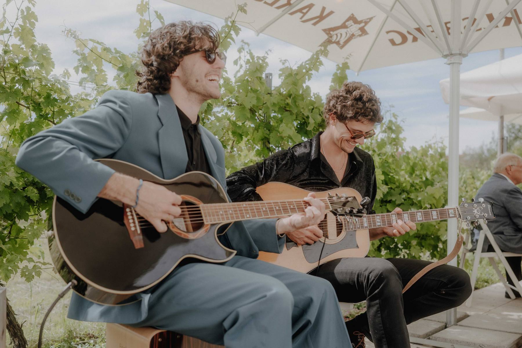 Mabou – Johannes Niklas and Mathis Rathke playing acoustic guitars at a wedding in a vineyard